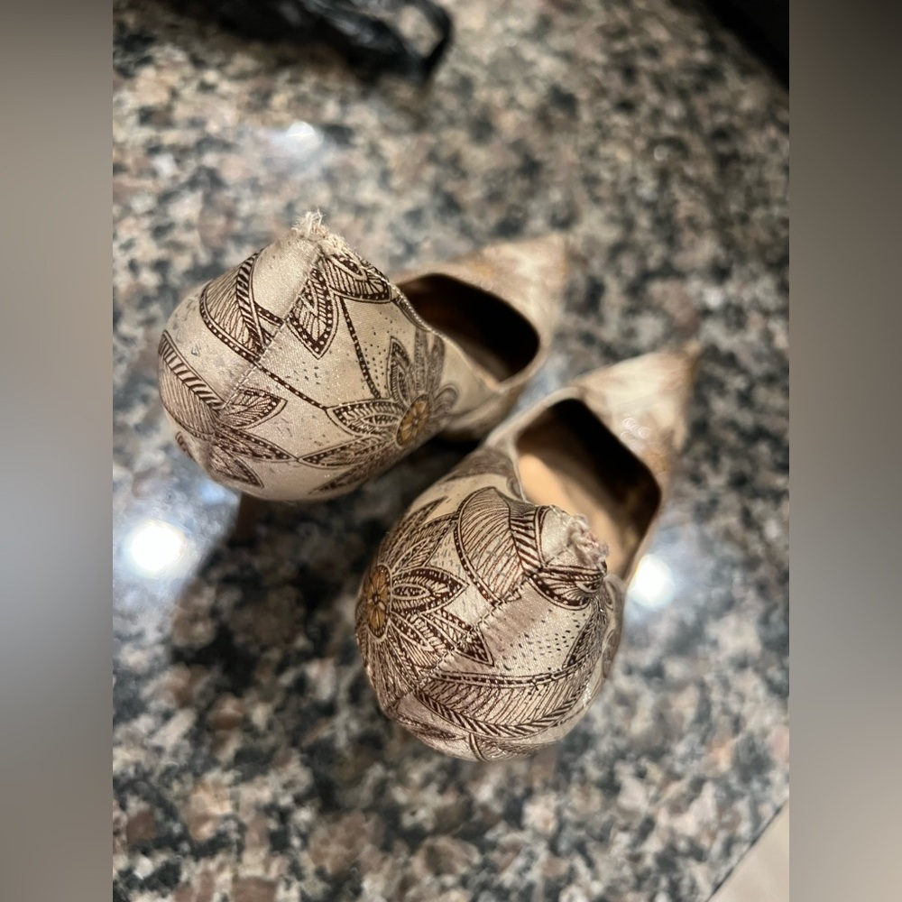 Elegant Floral Embroidered Heels - Picture 5 of 8